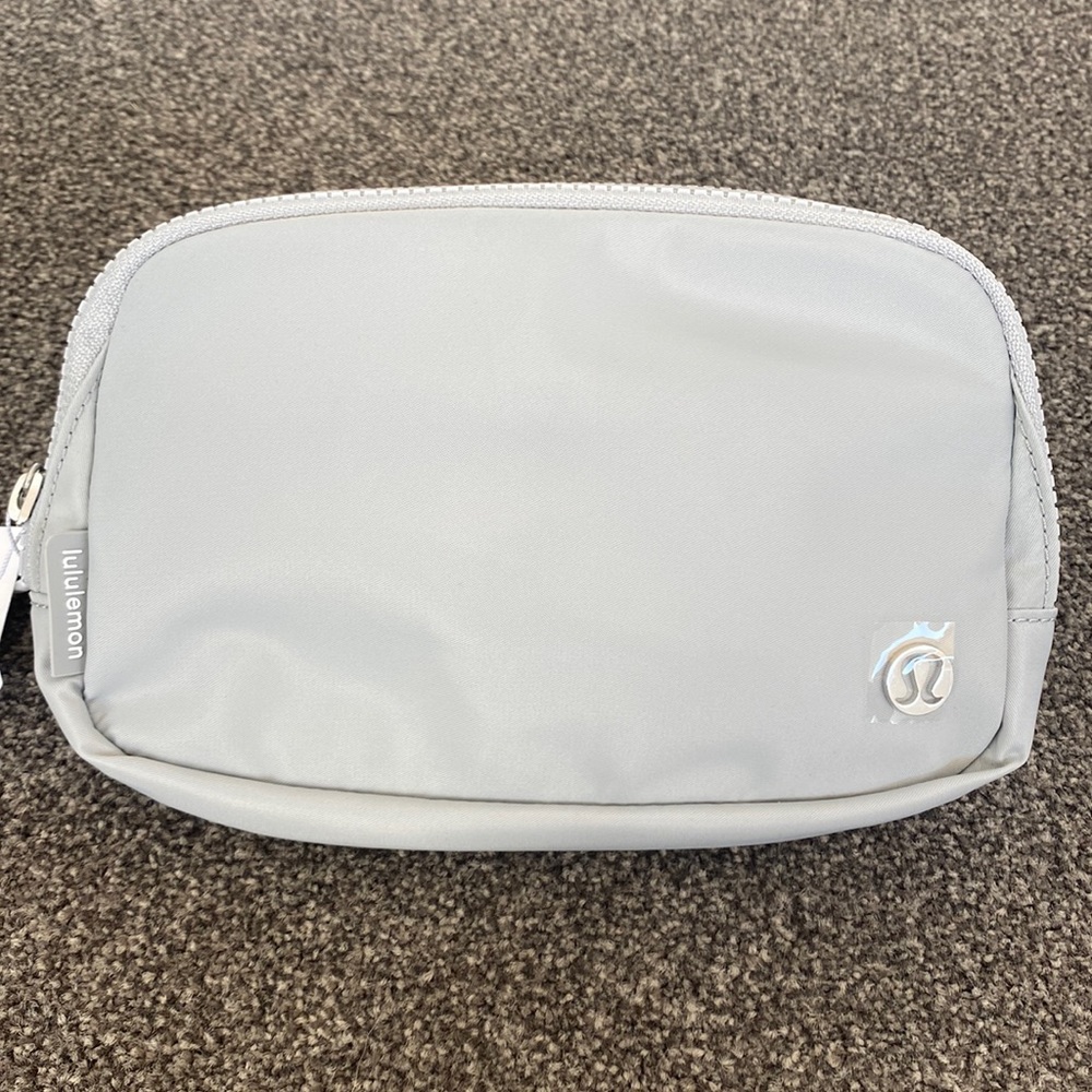 ❤️ Lululemon Everywhere Belt Bag Seal Grey NWT